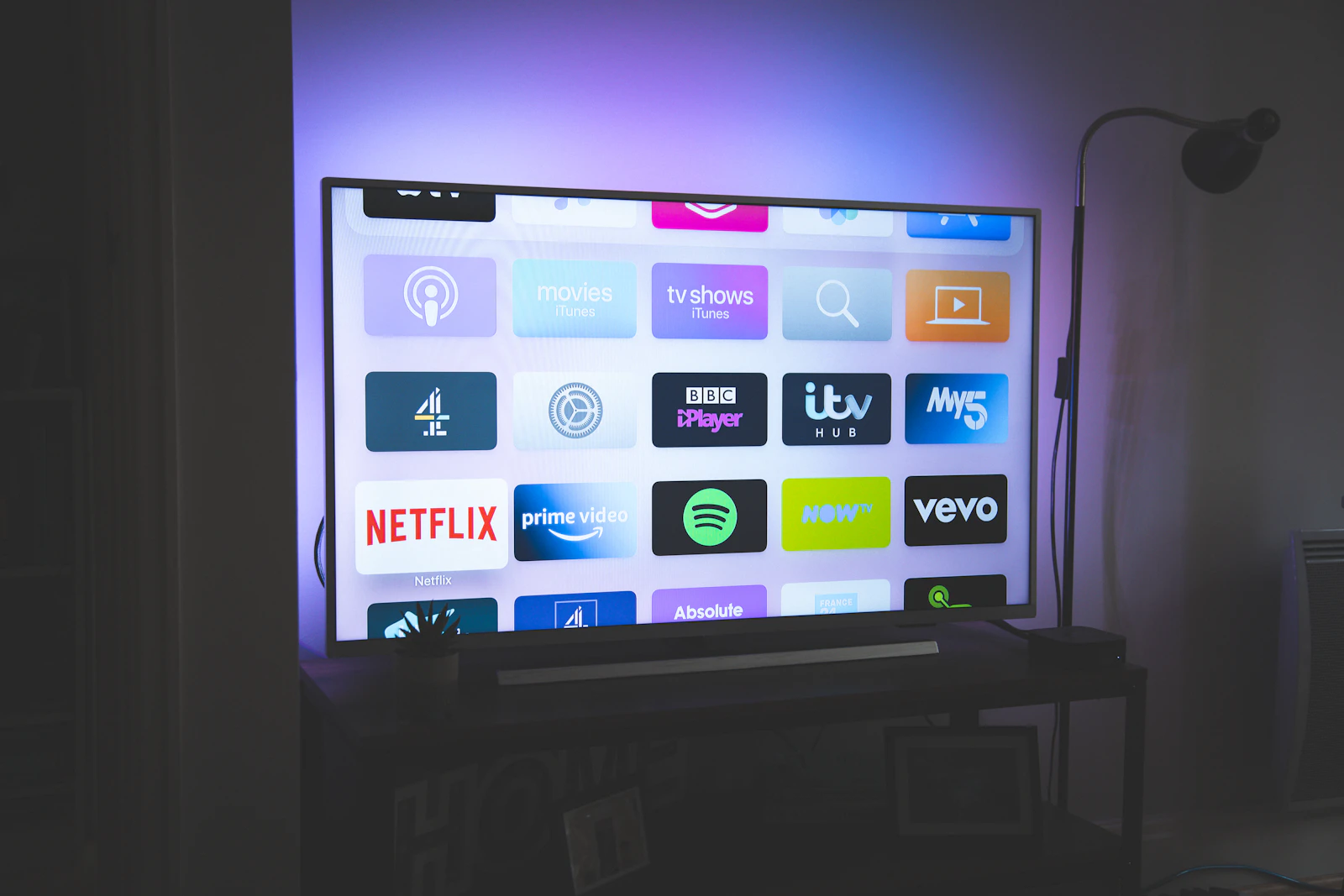 Téléviseur Smart TV mural moderne